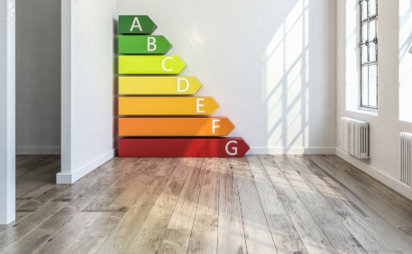 Intérieur avec tableau de performance énergétique de A à G affiché sur un mur, éclairé par la lumière du jour